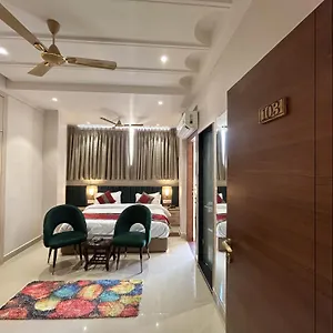 golden-grove-homestay.hotels-varanasi.com/